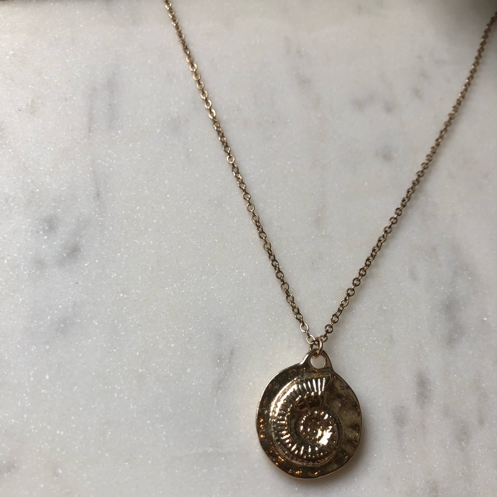 Hammered Seashell Pendant Necklace - Picture 4 of 6